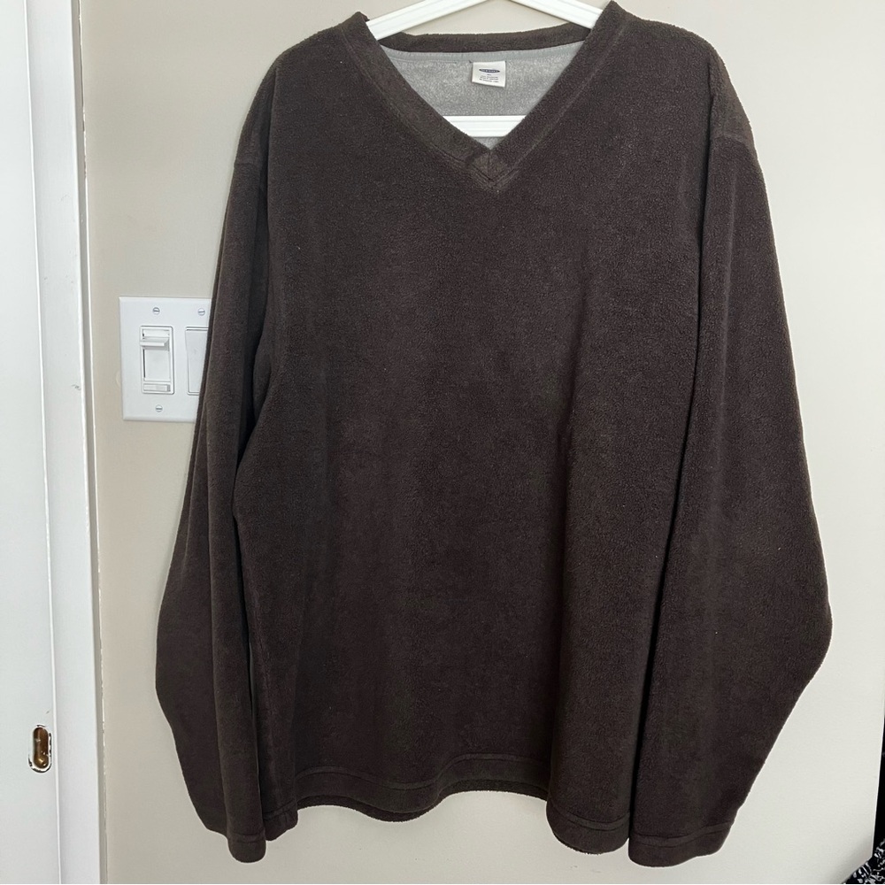 Old Navy Men's V-Neck Dark Brown Sweater soft and cozy. Casual fit velour